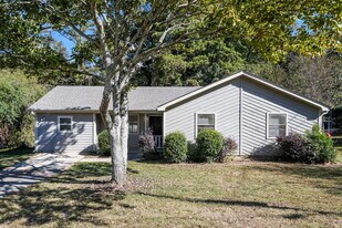 488 Carillon Ln in Stone Mountain, GA - Building Photo
