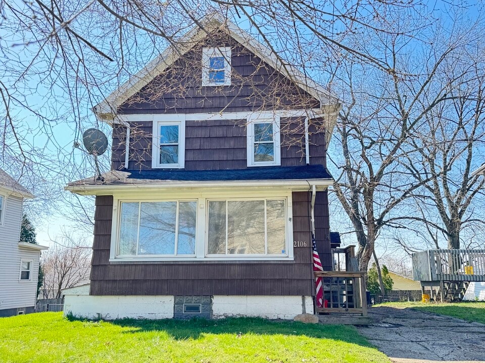 2106 17th St SW in Akron, OH - Building Photo