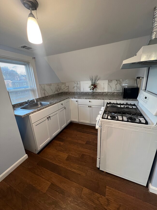 52 Essex St, Unit 52 Essex st Apt 3 in Beverly, MA - Building Photo - Building Photo