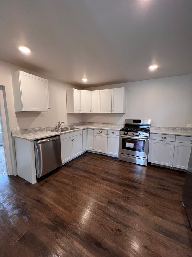 property at 909 N Main St