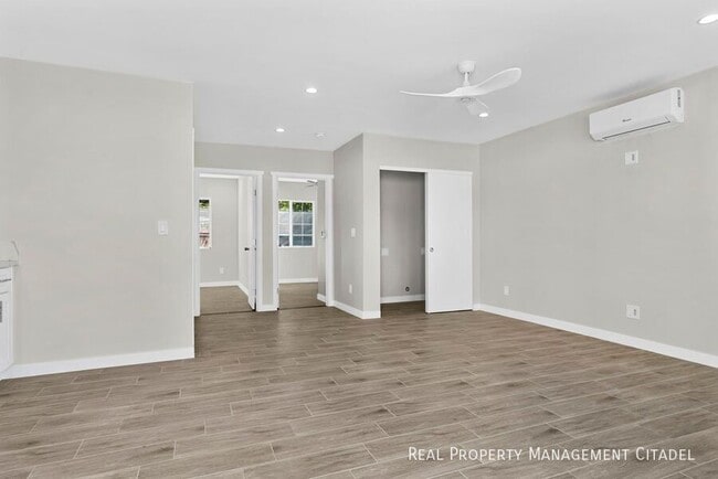 940 E Anahurst Pl in Santa Ana, CA - Building Photo - Building Photo