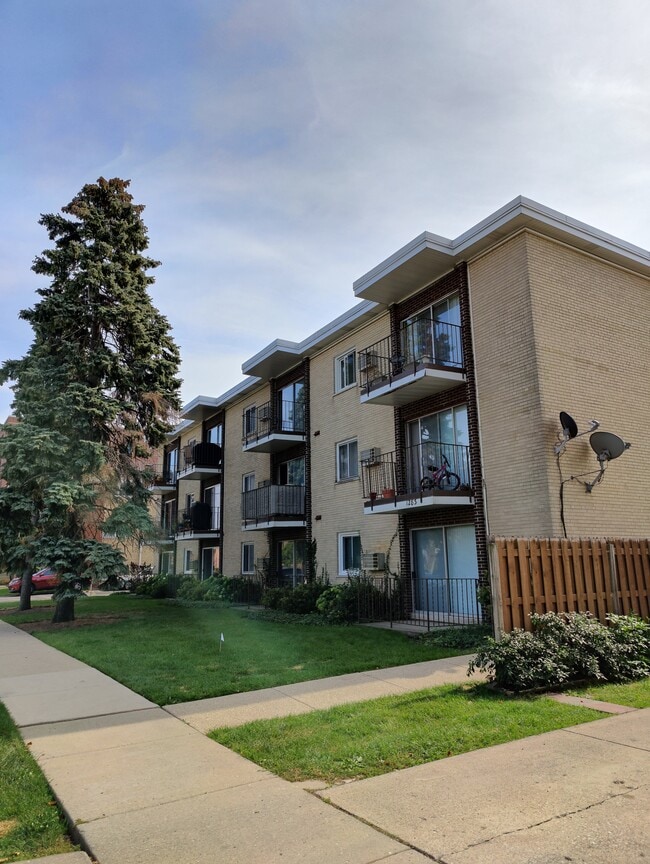 1283 E Washington St, Unit H in Des Plaines, IL - Building Photo - Building Photo