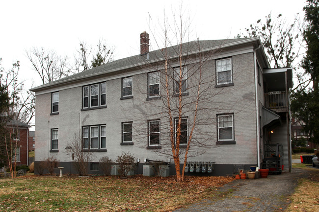 2010 Village Dr in Louisville, KY - Foto de edificio - Building Photo