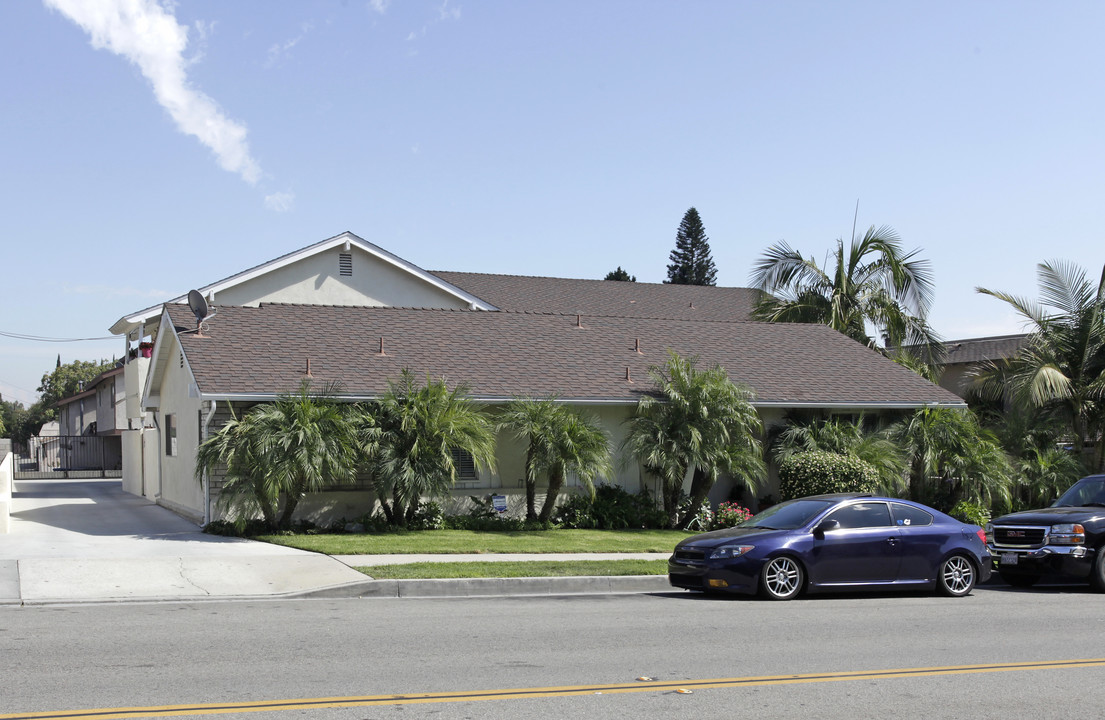 220 N Monte Vista St in La Habra, CA - Foto de edificio