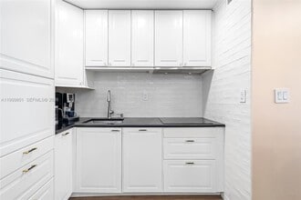 600 Three Islands Boulevard in Hallandale Beach, FL - Foto de edificio - Building Photo