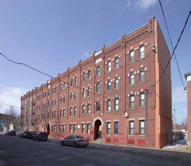 Sainte Marie in Holyoke, MA - Foto de edificio - Building Photo