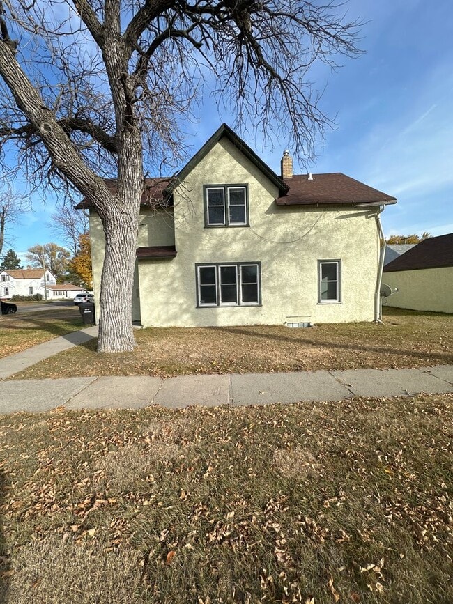 402 2nd St SE in Jamestown, ND - Building Photo - Building Photo