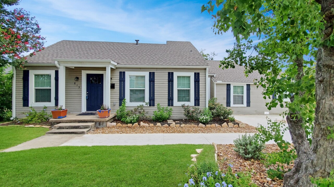 813 S Coulter Dr-Unit -A in Bryan, TX - Foto de edificio