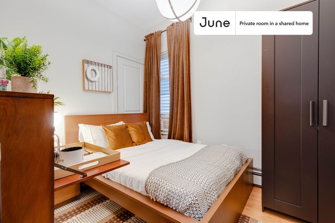 Private bedroom in 3 bed/1 bath Home in Boston, MA - Building Photo