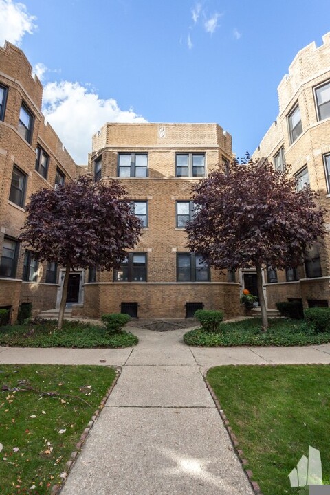 622 W Stratford Plz in Chicago, IL - Building Photo