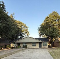623 McQueary St in Arlington, TX - Building Photo