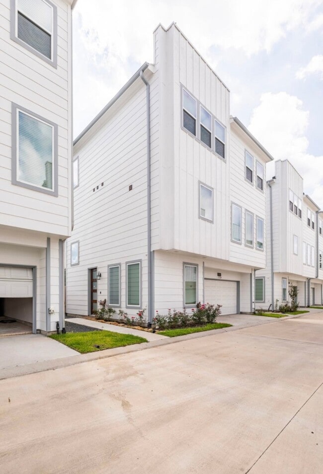 property at 1740 Cove Cres Ct
