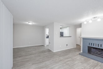 Village Fair in Bremerton, WA - Foto de edificio - Interior Photo