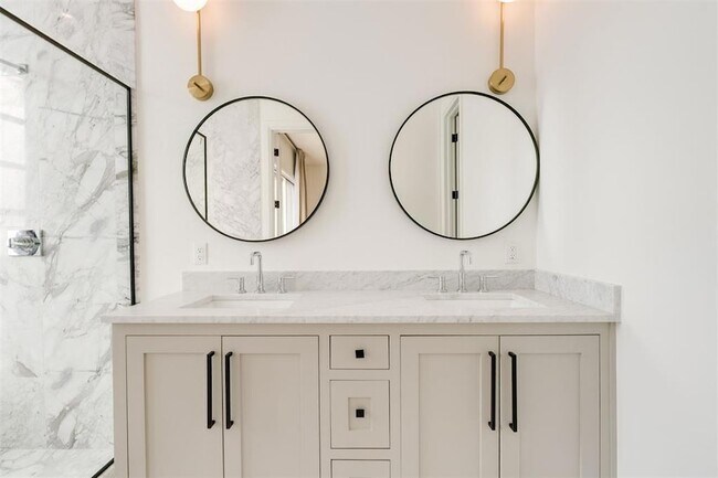 827 NW 8th St in Oklahoma City, OK - Foto de edificio - Building Photo