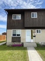 7846 Cedarwood Park in Grande Prairie, AB - Building Photo