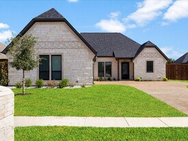 8101 Oak Hollow Dr in Arlington, TX - Building Photo