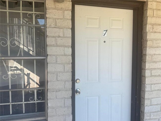817 Toronto Ave in McAllen, TX - Foto de edificio - Building Photo