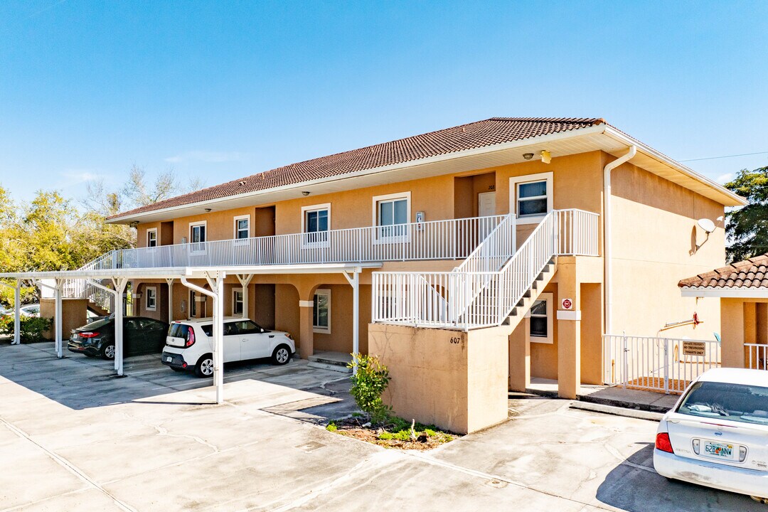 607 SE 13th Pl in Cape Coral, FL - Foto de edificio