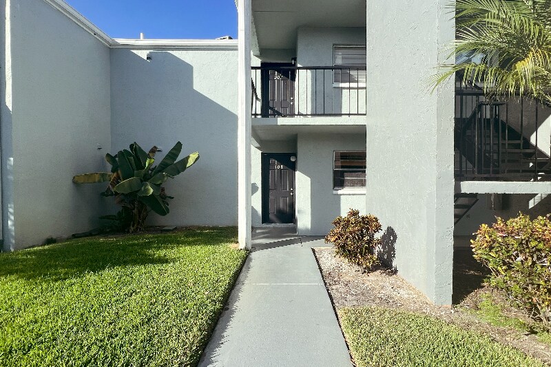 2836 Somerset Park Dr in Tampa, FL - Building Photo