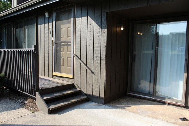 157 Westgate Dr in Edison, NJ - Building Photo - Building Photo