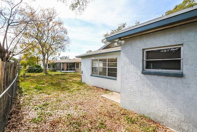 5024 Lillilea Ln in New Port Richey, FL - Foto de edificio - Building Photo