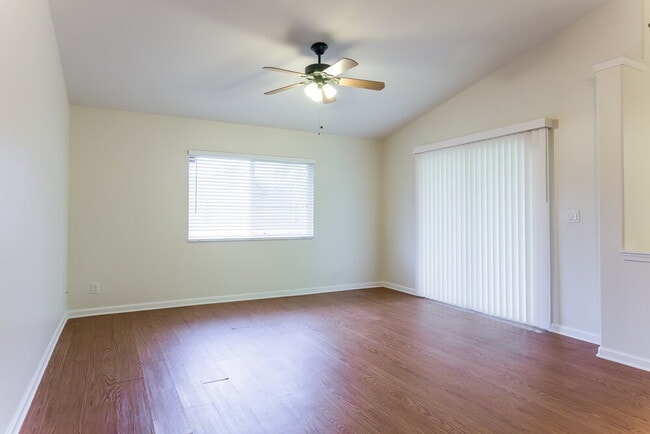 109 Almeria St in Royal Palm Beach, FL - Building Photo - Building Photo