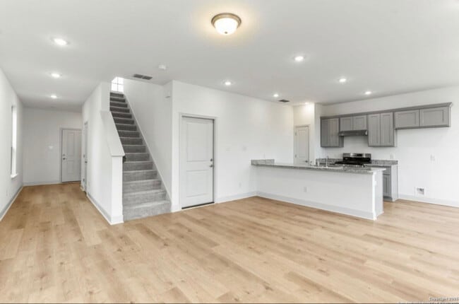 401 W Commerce St in San Antonio, TX - Foto de edificio - Building Photo