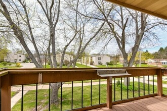 1875 Haymarket Rd, Unit #20 in Waukesha, WI - Foto de edificio - Building Photo