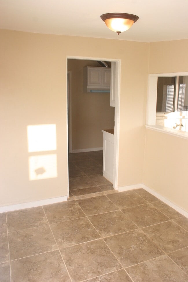 408 Hayslett Ave in Bakersfield, CA - Building Photo - Building Photo
