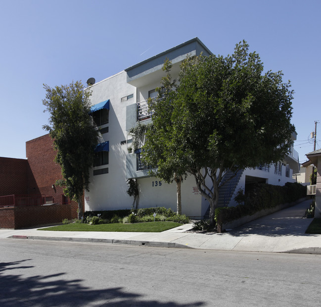 135 N Beachwood Dr in Burbank, CA - Foto de edificio - Building Photo