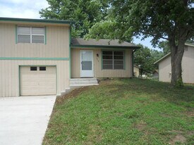1912 Heatherwood Dr in Lawrence, KS - Building Photo