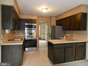 9518 Hunt Square Ct in Springfield, VA - Building Photo - Building Photo
