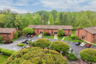 Aspenwood Condominium in Exton, PA - Foto de edificio - Building Photo