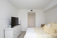 45 SW 9th St, Unit 1810 in Miami, FL - Building Photo - Building Photo