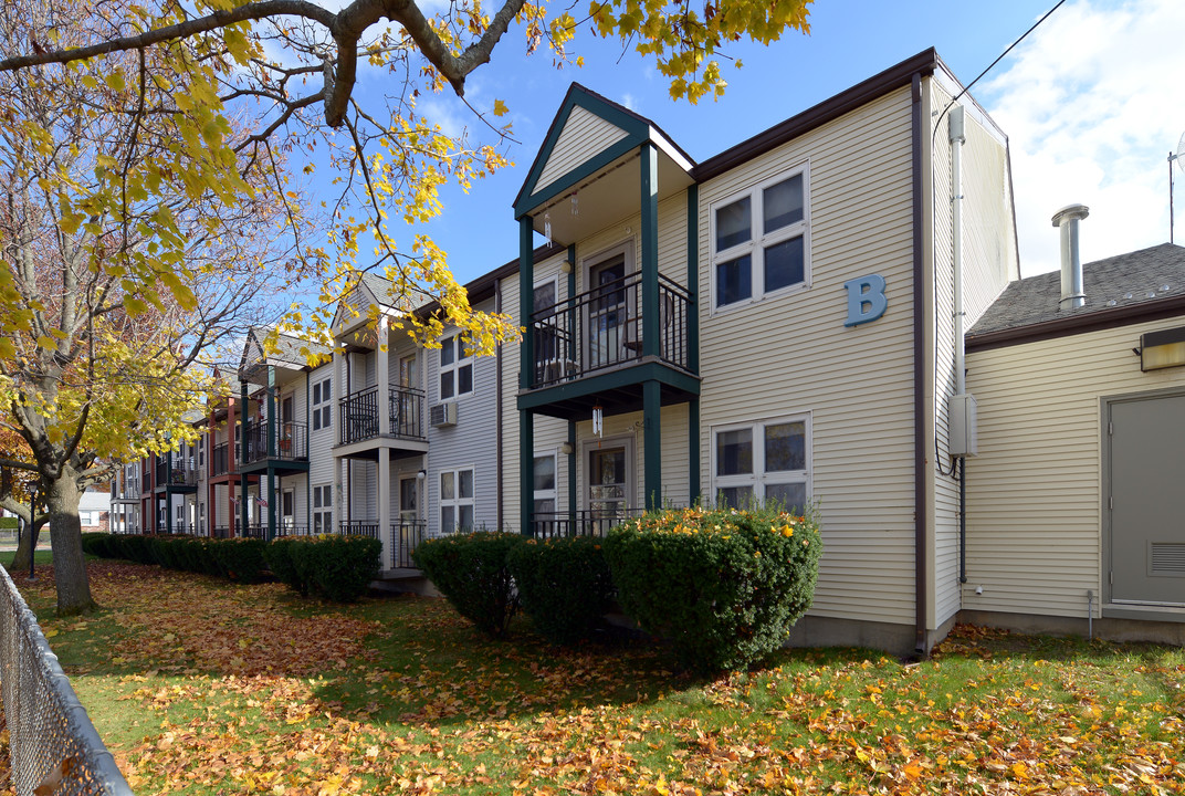 Burns Manor in Pawtucket, RI - Building Photo