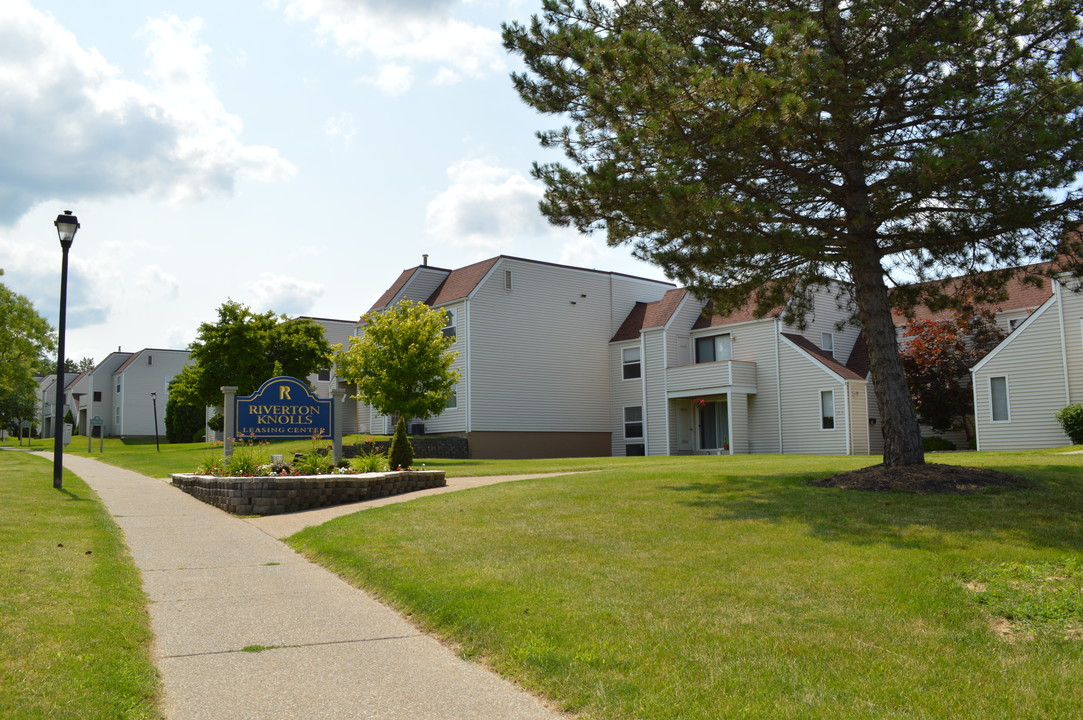 Riverton Knolls in West Henrietta, NY - Building Photo