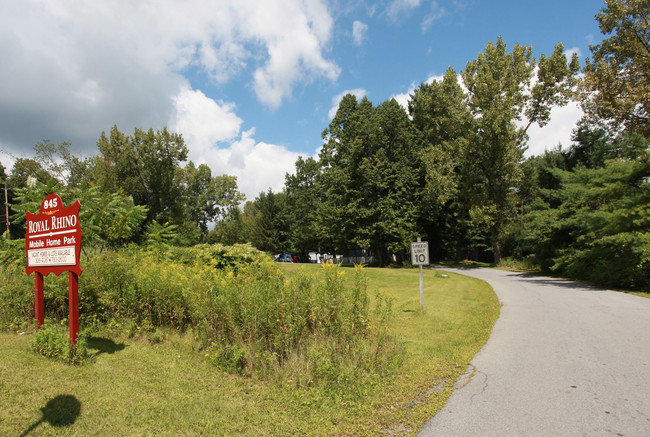 Saratoga Greens Mobile Home Park in Greenfield Center, NY - Foto de edificio - Building Photo