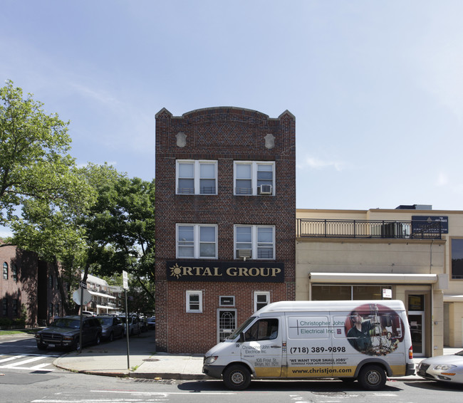 124-01 Metropolitan Ave in Kew Gardens, NY - Foto de edificio - Building Photo