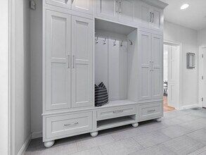 93 W Goulding St in Sherborn, MA - Foto de edificio - Building Photo