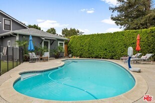 920 N Florence St in Burbank, CA - Building Photo