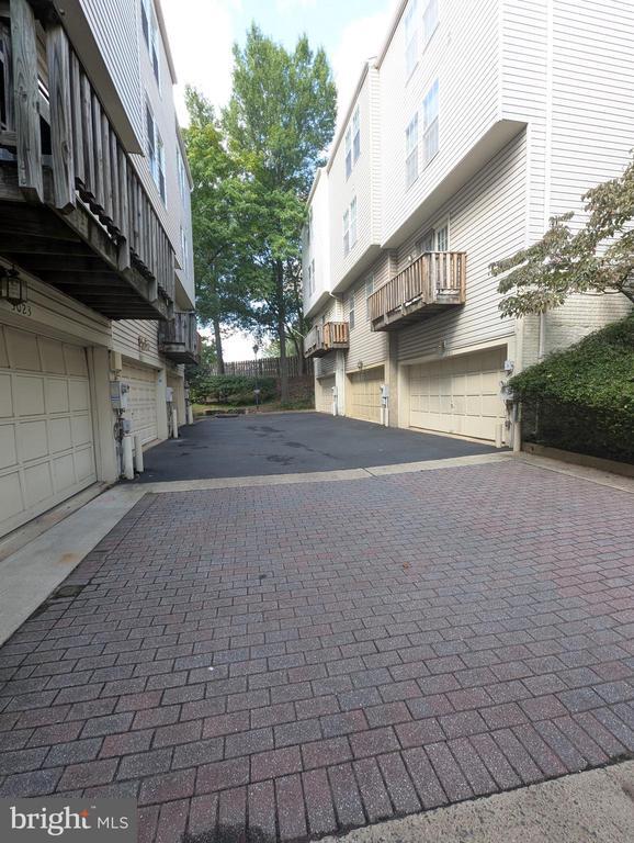 property at 2176 S Glebe Rd