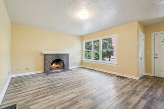 5526 N Delaware Ave in Portland, OR - Building Photo - Building Photo