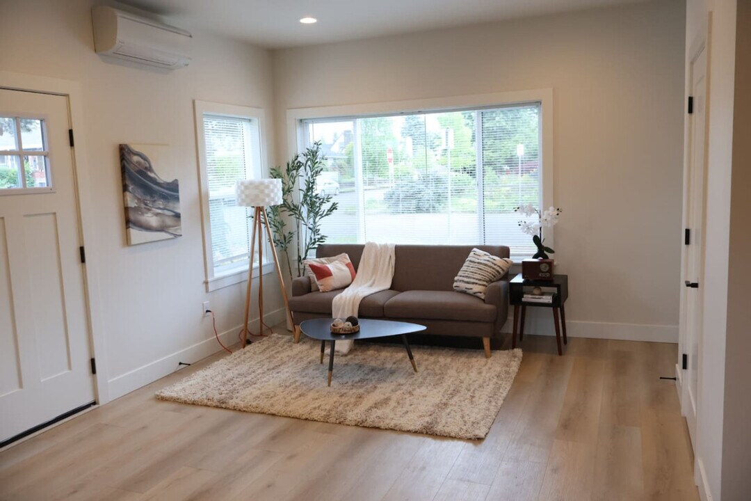 204 E 35th St in Vancouver, WA - Building Photo