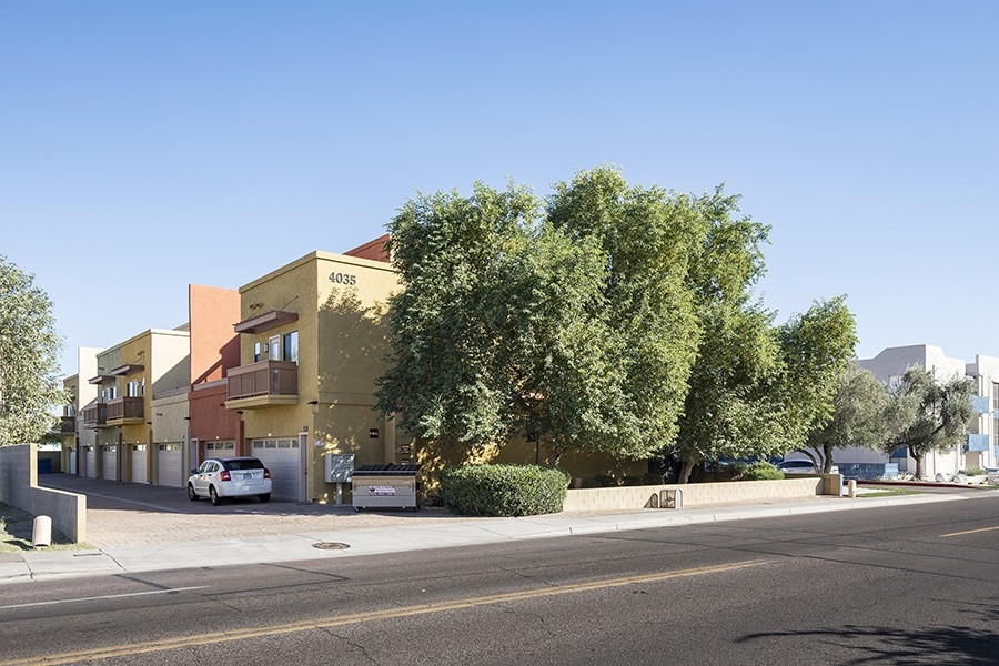 Townhomes on 28th St in Phoenix, AZ - Building Photo