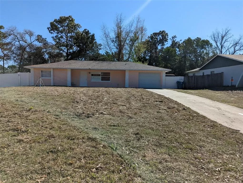 12116 Lamont Dr in Spring Hill, FL - Building Photo