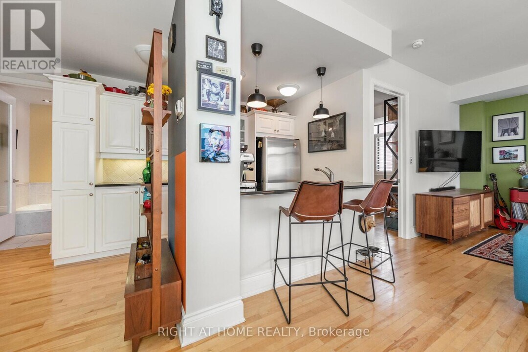 364 Cooper St in Ottawa, ON - Building Photo