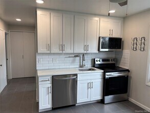 55 Acre Ln in Hicksville, NY - Building Photo - Building Photo