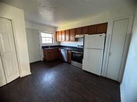 632 S Rogers Rd in Irving, TX - Building Photo