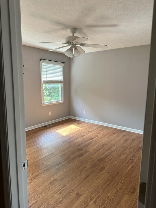 1120 Arlington Dr in Paris, KY - Building Photo
