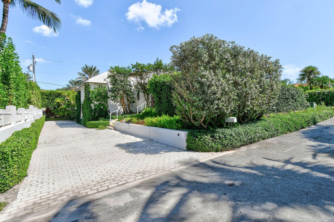 117 Via Vizcaya in Palm Beach, FL - Building Photo
